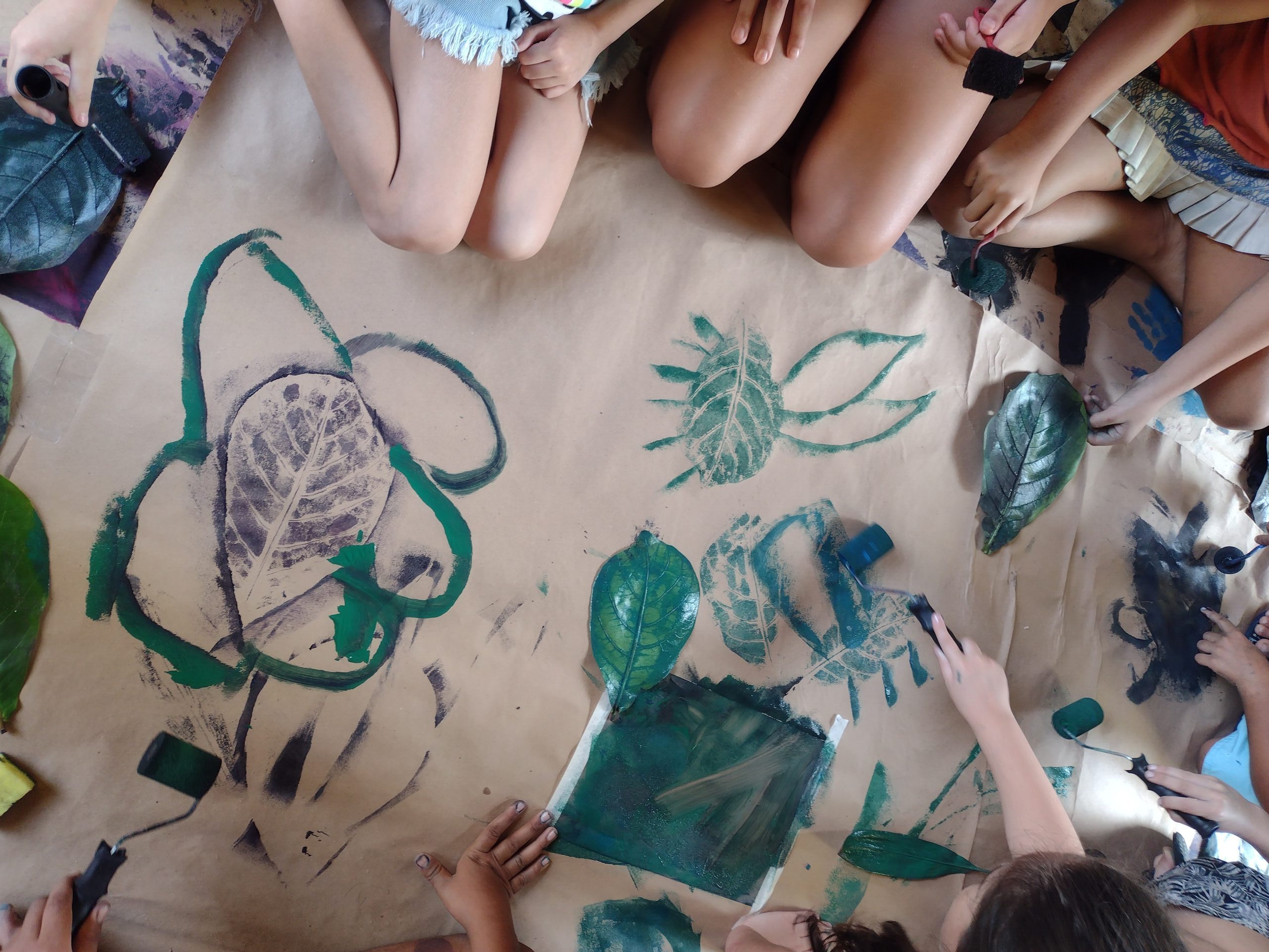 Vila das Artes realiza oficina de desenho, pintura e colagem para crianças e adolescentes