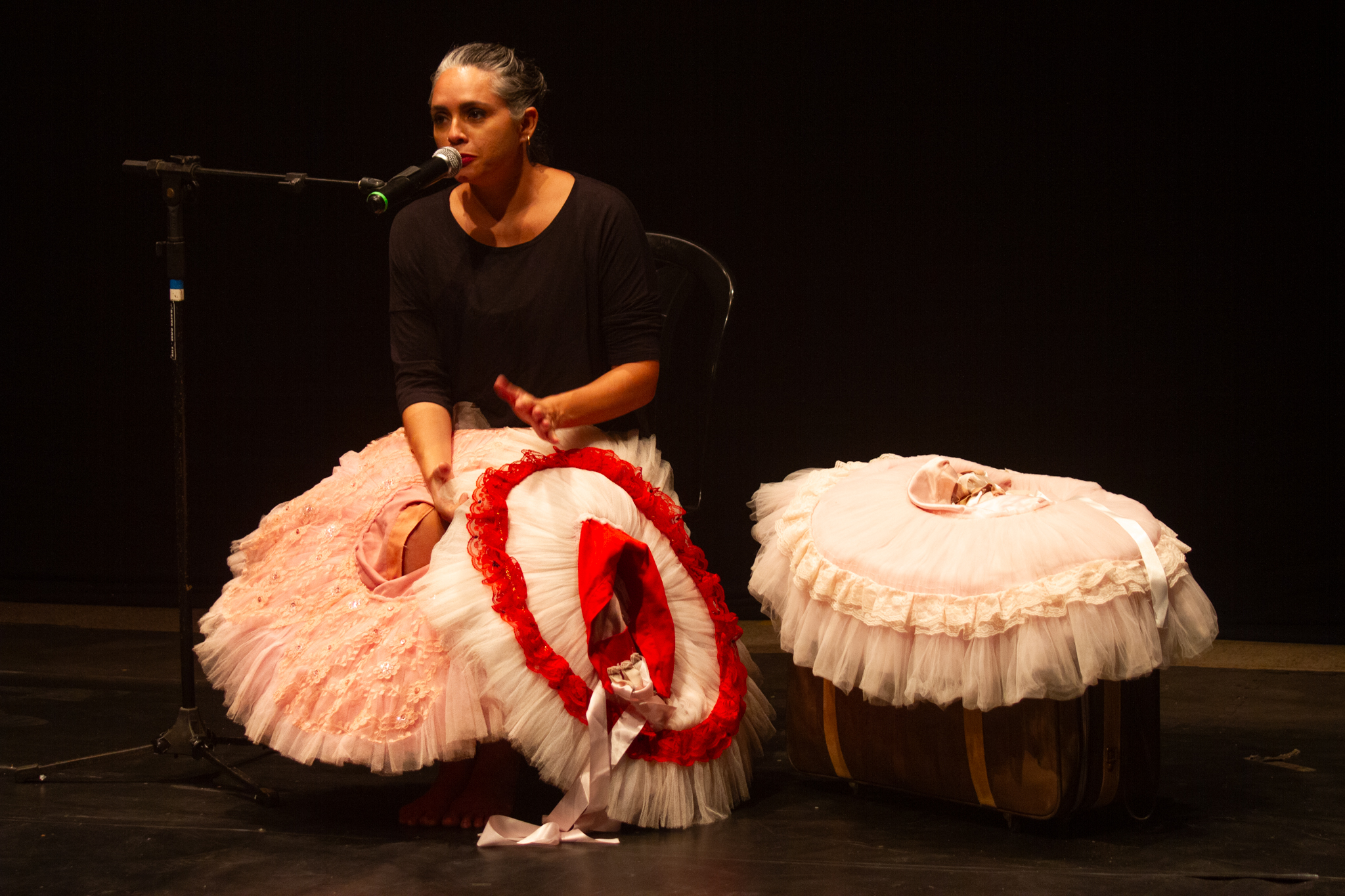 Vila das Artes recebe Marina Carleial para fala performática ‘Roupas em Movimento’