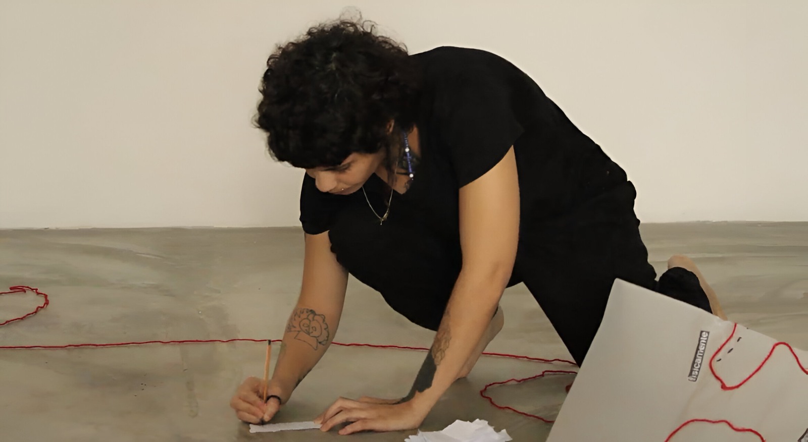 Oficina gratuita de artes visuais da Vila das Artes convida crianças e jovens a criar parangolés inspirados em Hélio Oiticica