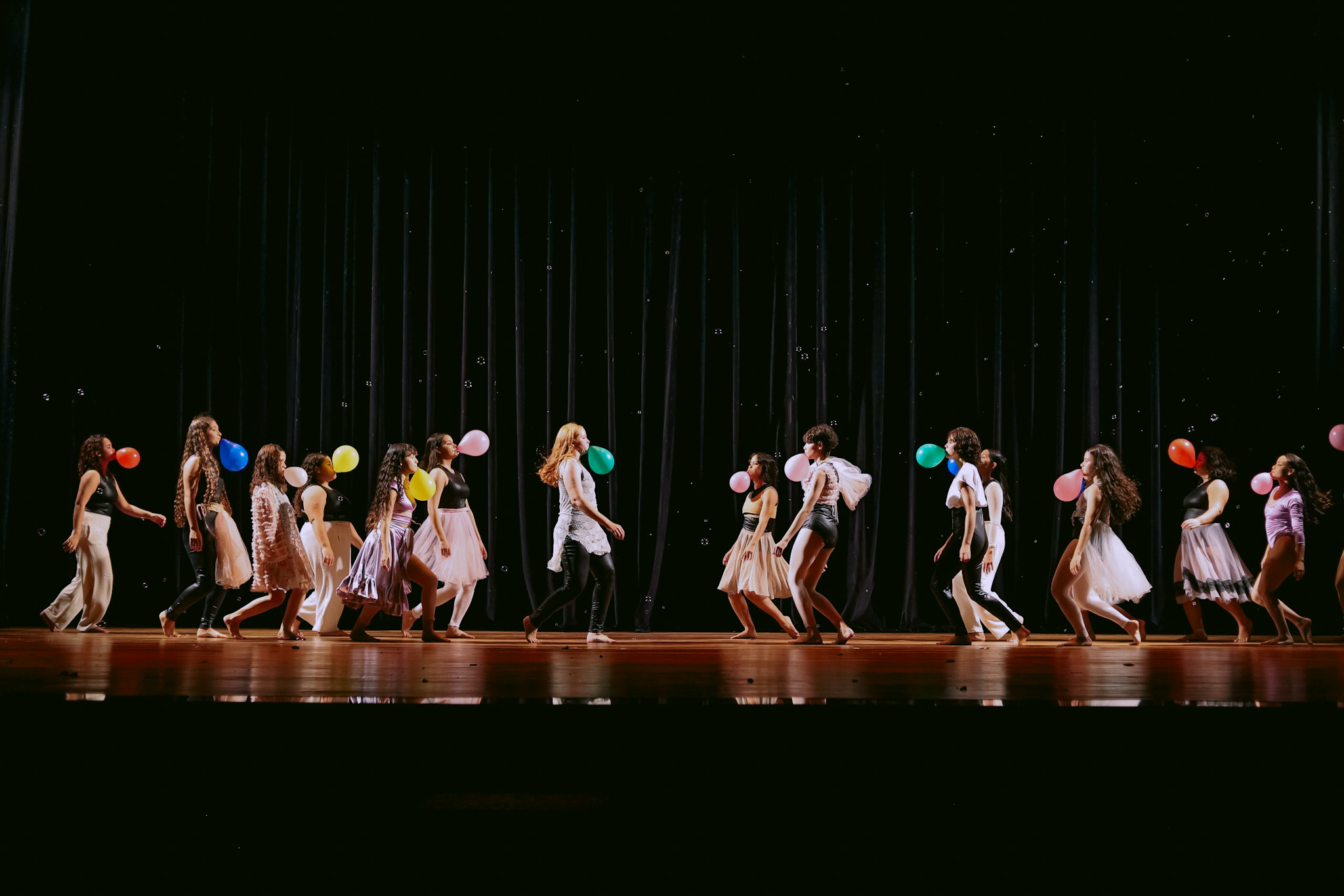 Corpo Artístico Jovem de Dança da Vila das Artes leva o espetáculo ‘Ondas de Fuga’ ao Centro Cultural Bom Jardim