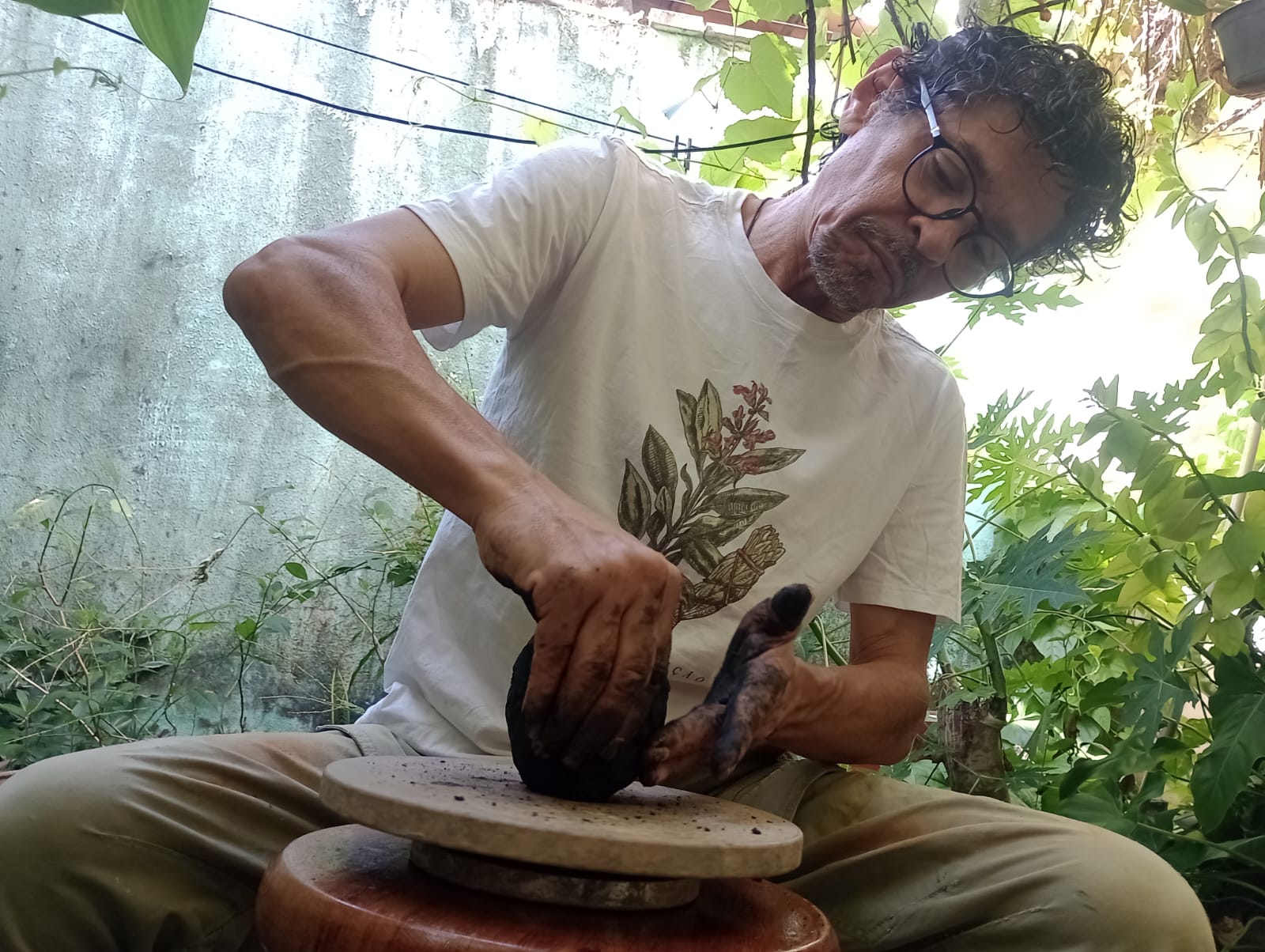 Escola de Artes Visuais da Vila das Artes abre 10 vagas para oficina de modelagem com argila