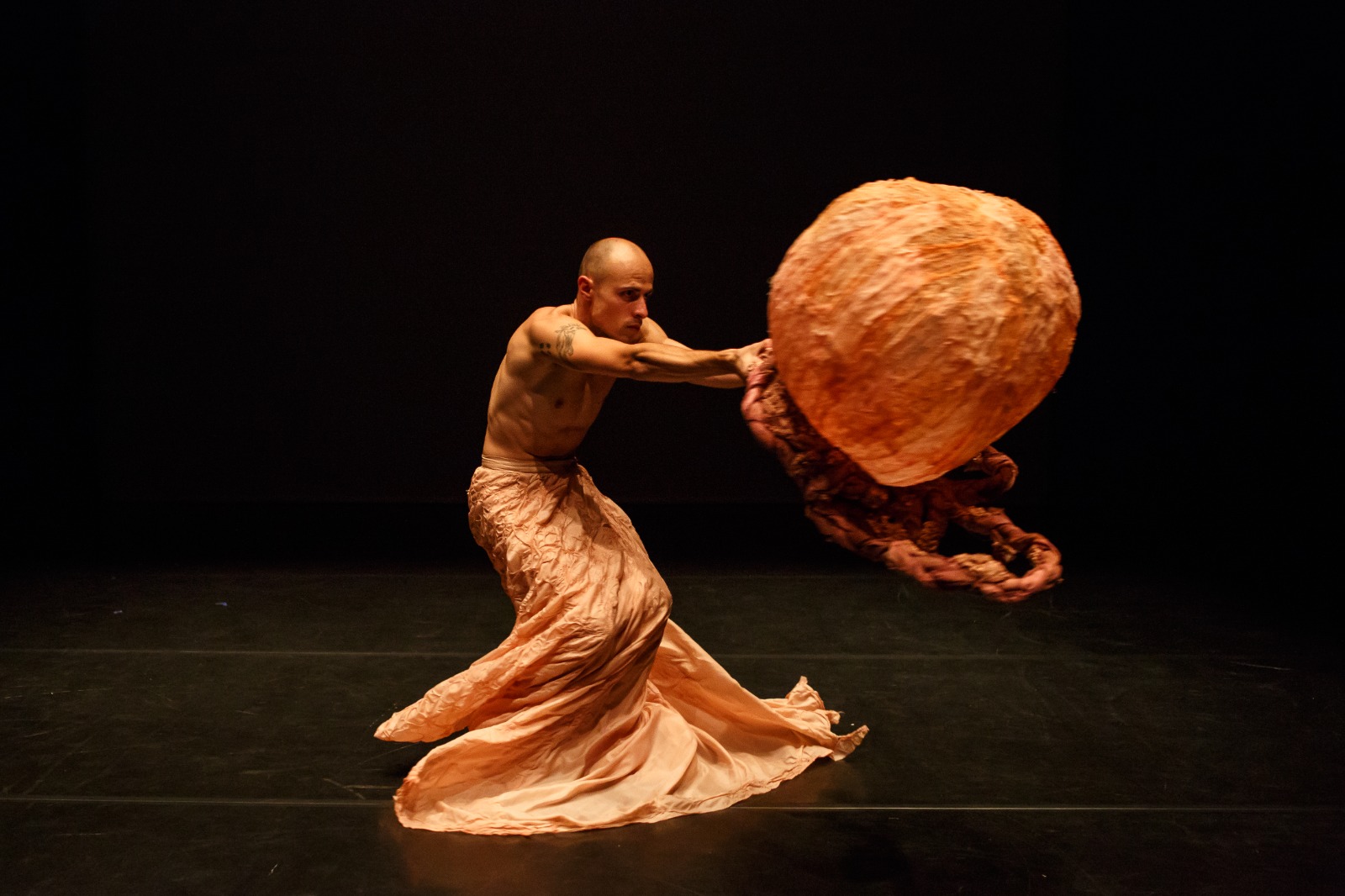 Escola de Dança da Vila das Artes abre 20 vagas para oficina com o coreógrafo português Filipe Moreira