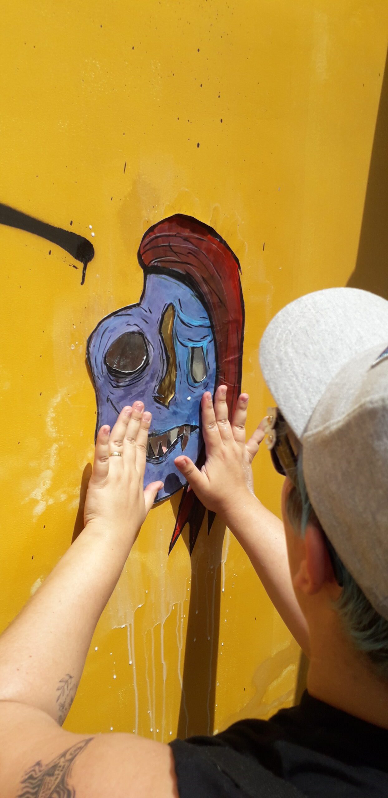 Vila das Artes abre 20 vagas para oficina de criação de lambe-lambes de jornal