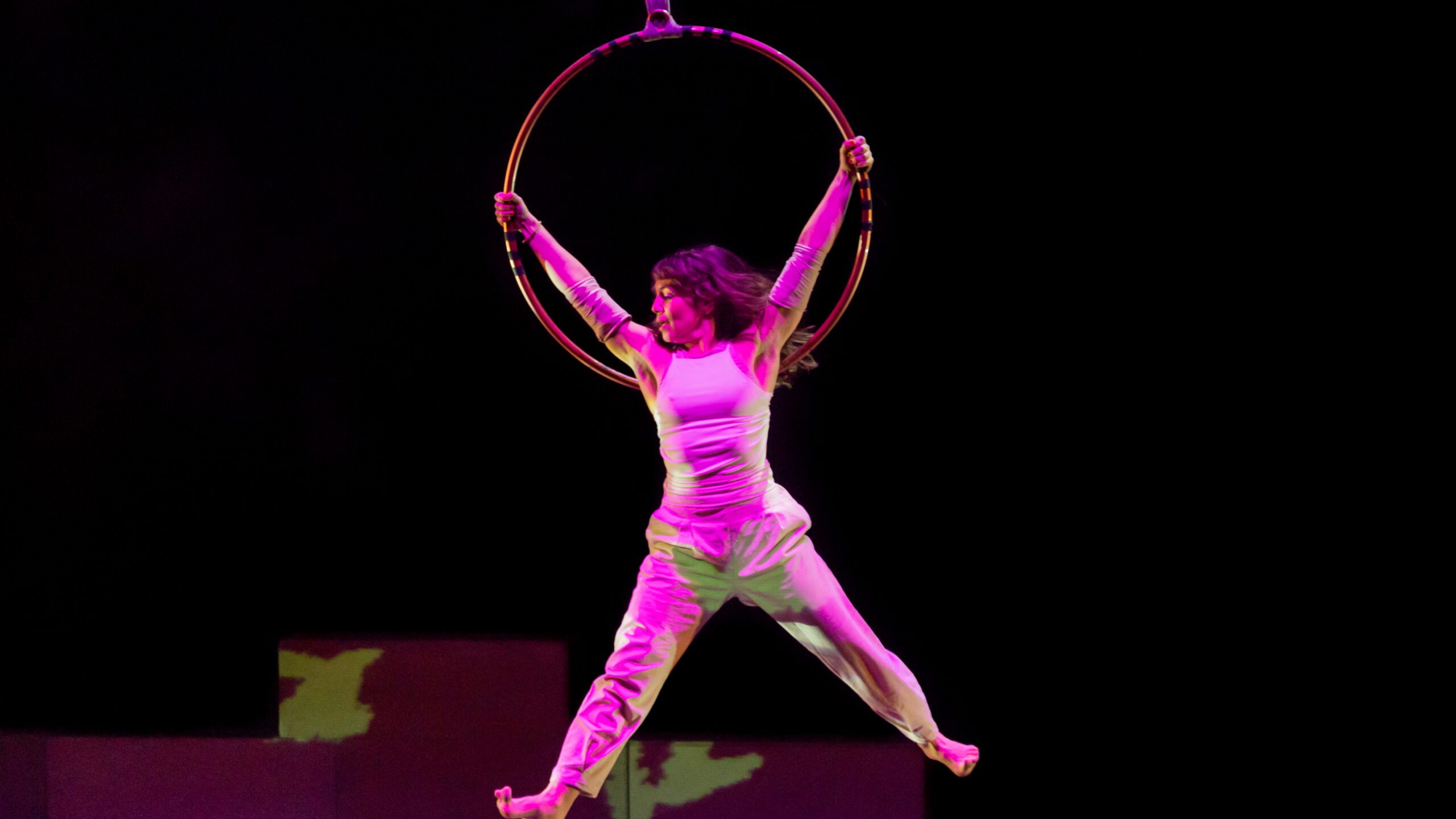 Vila das Artes abre 24 vagas para curso gratuito de acrobacia com lira circense