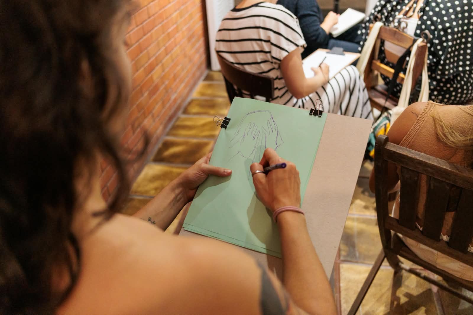 Oficinas de acrobacia em lira circense, desenho e criação de marionetes integram programação de outubro da Vila das Artes