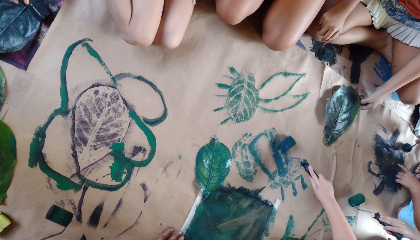 Vila das Artes realiza oficina de desenho, pintura e colagem para crianças e adolescentes