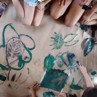 Vila das Artes realiza oficina de desenho, pintura e colagem para crianças e adolescentes