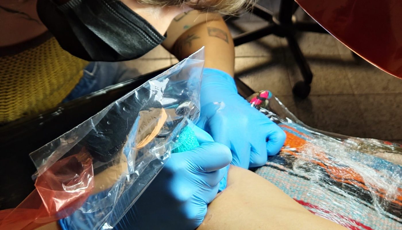 Vila das Artes abre inscrições para oficina de introdução ao desenho para tatuagem, com a artista Amura Al Houch