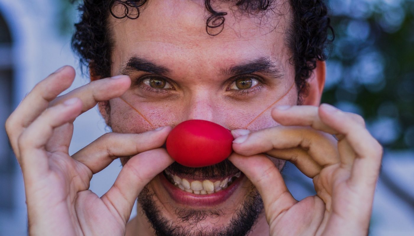 Vila das Artes abre 30 vagas para laboratório de improvisação em palhaçaria, com Neto Holanda