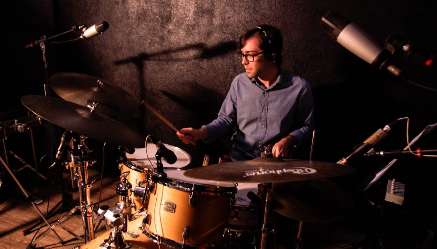 Escola Pública de Música da Vila das Artes promove bate-papo musical com o baterista André Benedecti