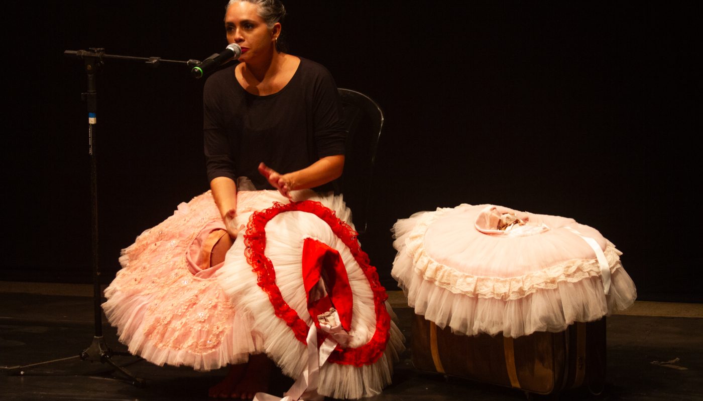 Vila das Artes recebe Marina Carleial para fala performática ‘Roupas em Movimento’