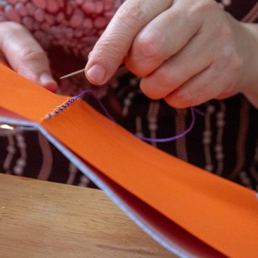 Escola de Artes Visuais da Vila das Artes abre inscrições para oficina de Encadernação para a Criação de Livros de Artista