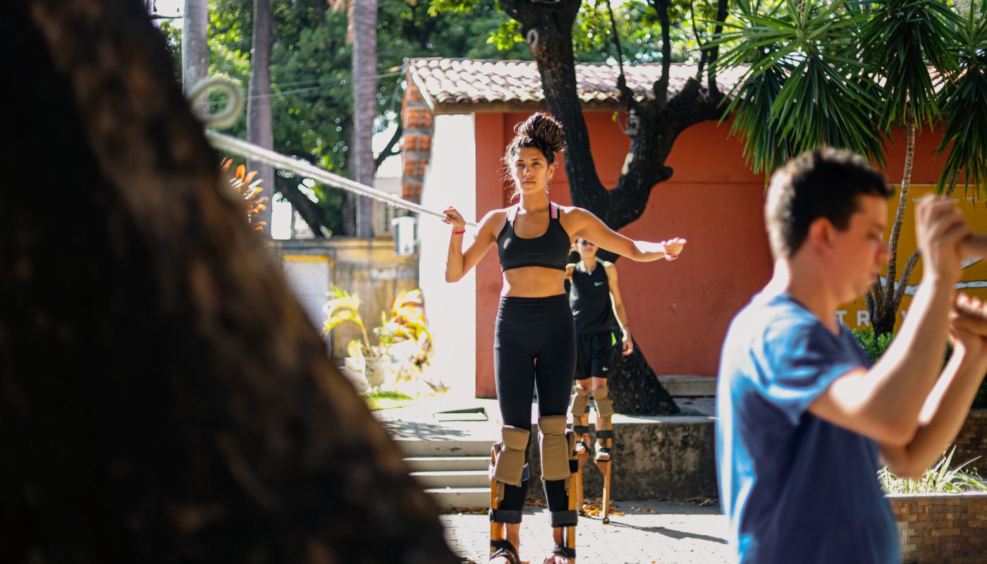 A Escola Pública de Circo da Vila das Artes lança oficina “Intensivo de Perna de Pau