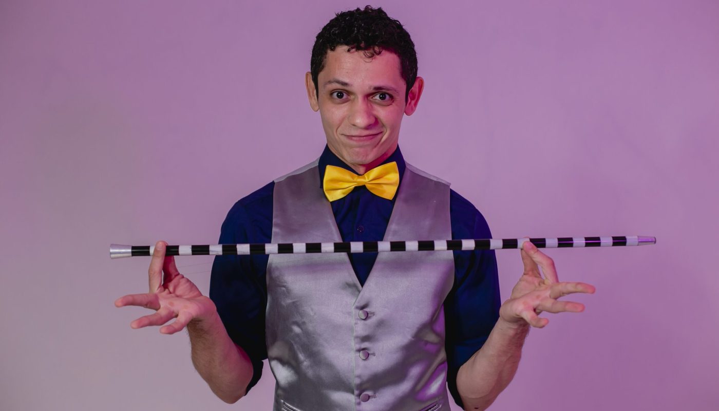 ARACATI, CE, BRASIL, 28-02.2022: Magicos participam da Noite das Iluçōes, no Teatr Dragão do Mar, magicos Jeffy / Alexandre Yoshida / Ice Rick / Magico Eflem, fotos no estudi do GCOP. em epoca de COVID-19. (Foto:Aurelio Alves/ Jornal O POVO)